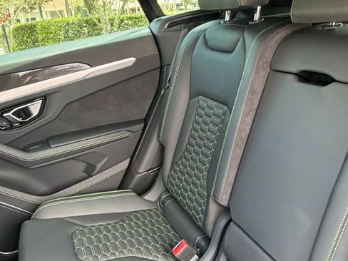 Used 2022 Lamborghini Urus AWD/4WD image 17
