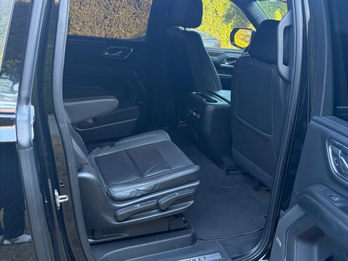 Used 2023 Chevrolet Suburban LT RWD image 9