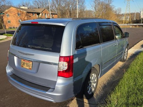 Used 2016 Chrysler Town & Country Touring w/ Driver Convenience Group image 4
