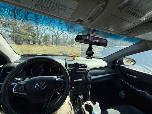 Used 2017 Toyota Camry SE image 2