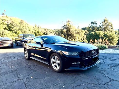 Used 2016 Ford Mustang Coupe RWD image 2