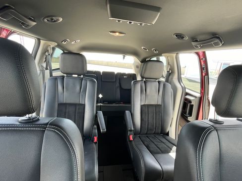 Used 2018 Dodge Grand Caravan SXT image 12