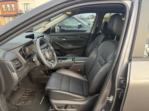 Used 2024 Nissan Rogue SV w/ SV Premium Package image 5