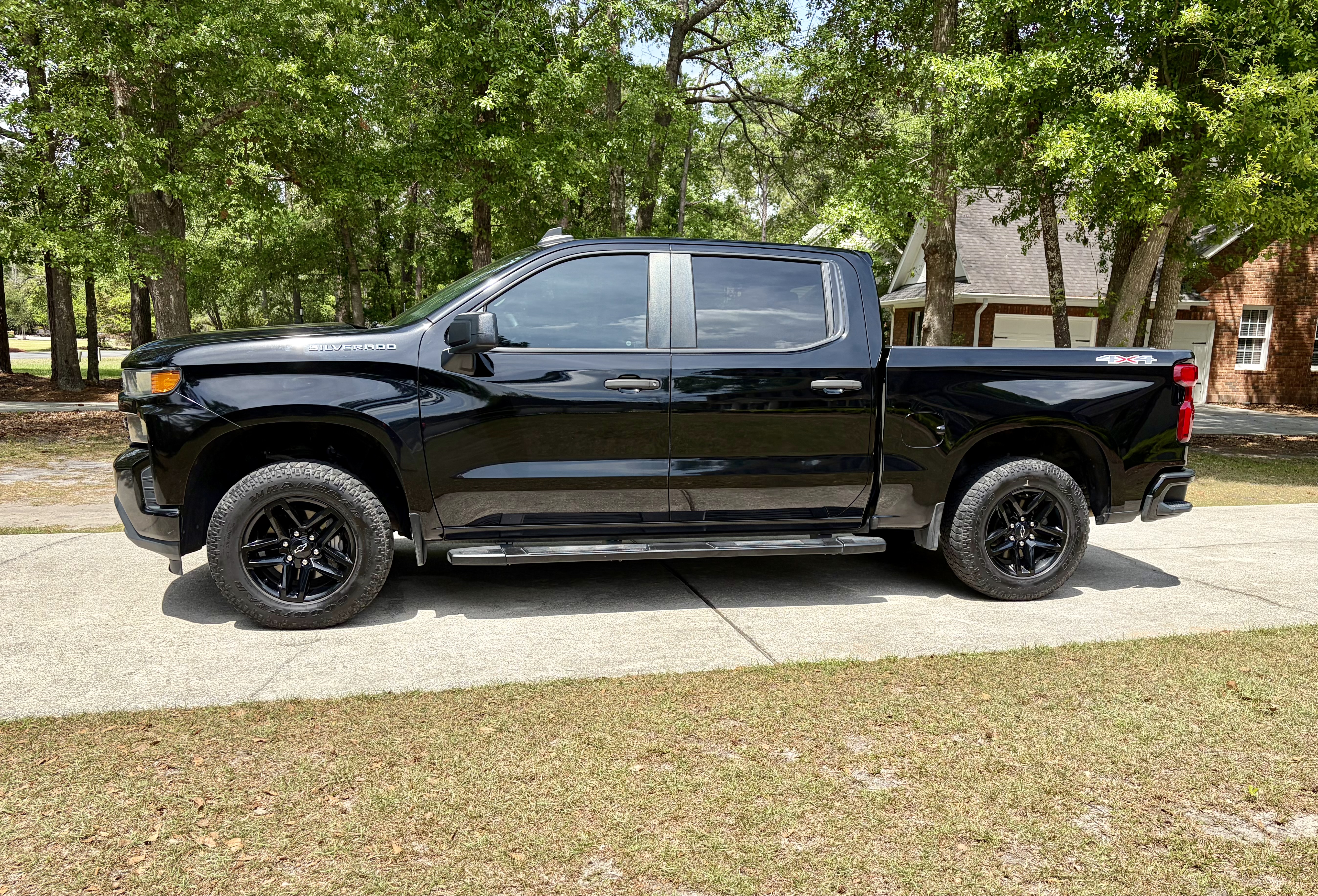 Used 2020 Chevrolet Silverado 1500 Custom w/ Custom Value Package AWD/4WD image 2