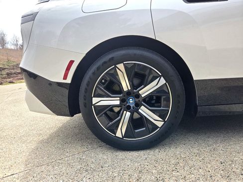 Used 2023 BMW iX xDrive50 w/ Premium Package image 10