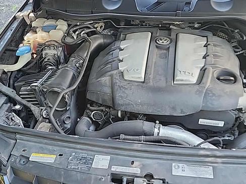 Used 2012 Volkswagen Touareg TDI image 11