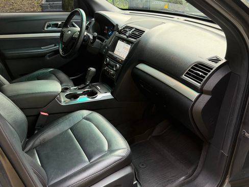 Used 2017 Ford Explorer XLT w/ Equipment Group 202A FWD image 5