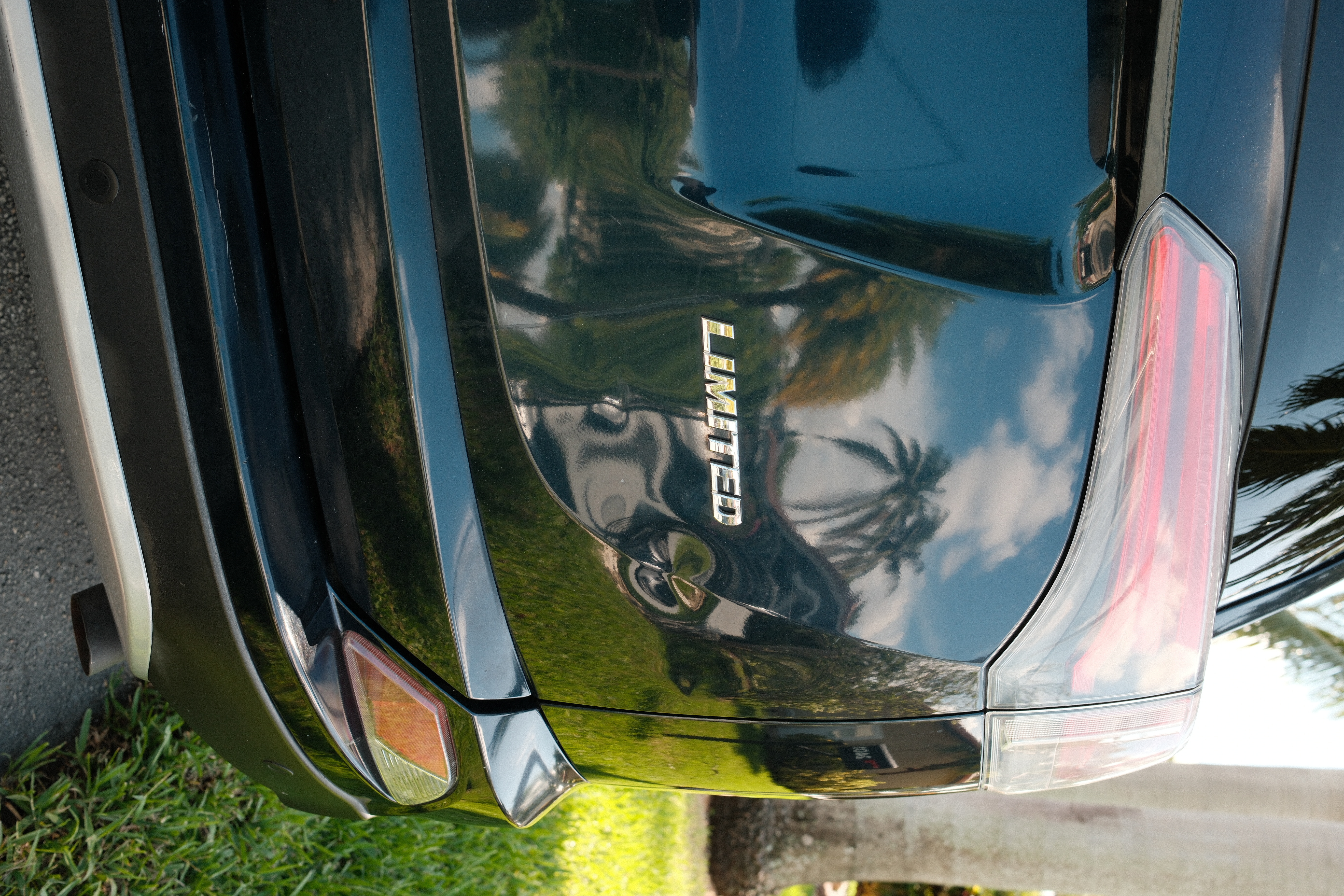 Used 2017 Toyota RAV4 Limited w/ Advanced Technology Package FWD image 8