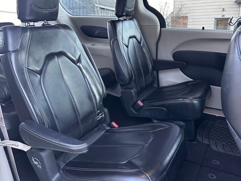 Used 2020 Chrysler Voyager Lxi image 11