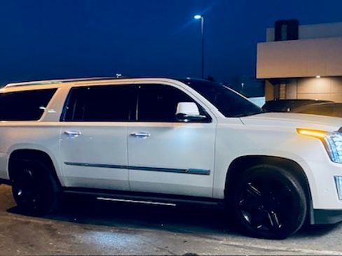 Used 2018 Cadillac Escalade ESV Premium Luxury image 4