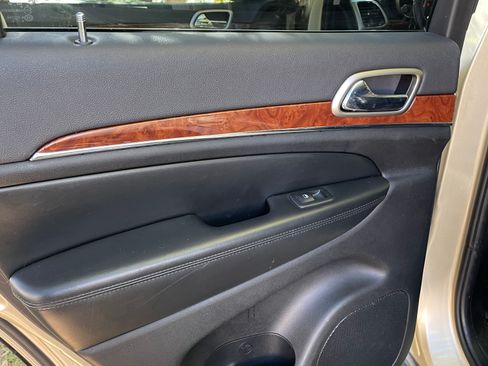 Used 2011 Jeep Grand Cherokee Limited image 9