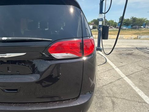 Used 2017 Chrysler Pacifica Touring-L FWD image 4
