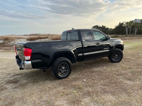 Used 2017 Toyota Tacoma SR5 image 2