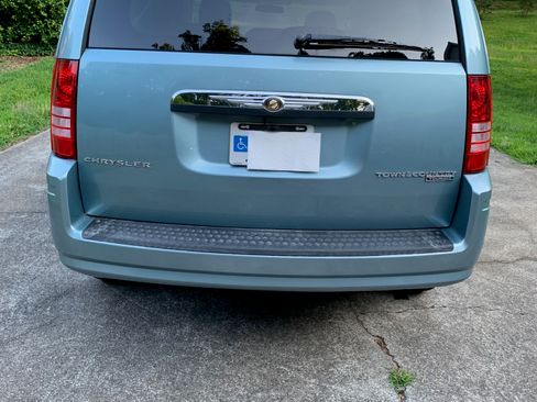 Used 2010 Chrysler Town & Country Touring image 11