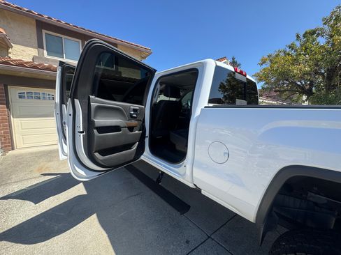 Used 2018 GMC Sierra 2500 Denali w/ Duramax Plus Package AWD/4WD image 9