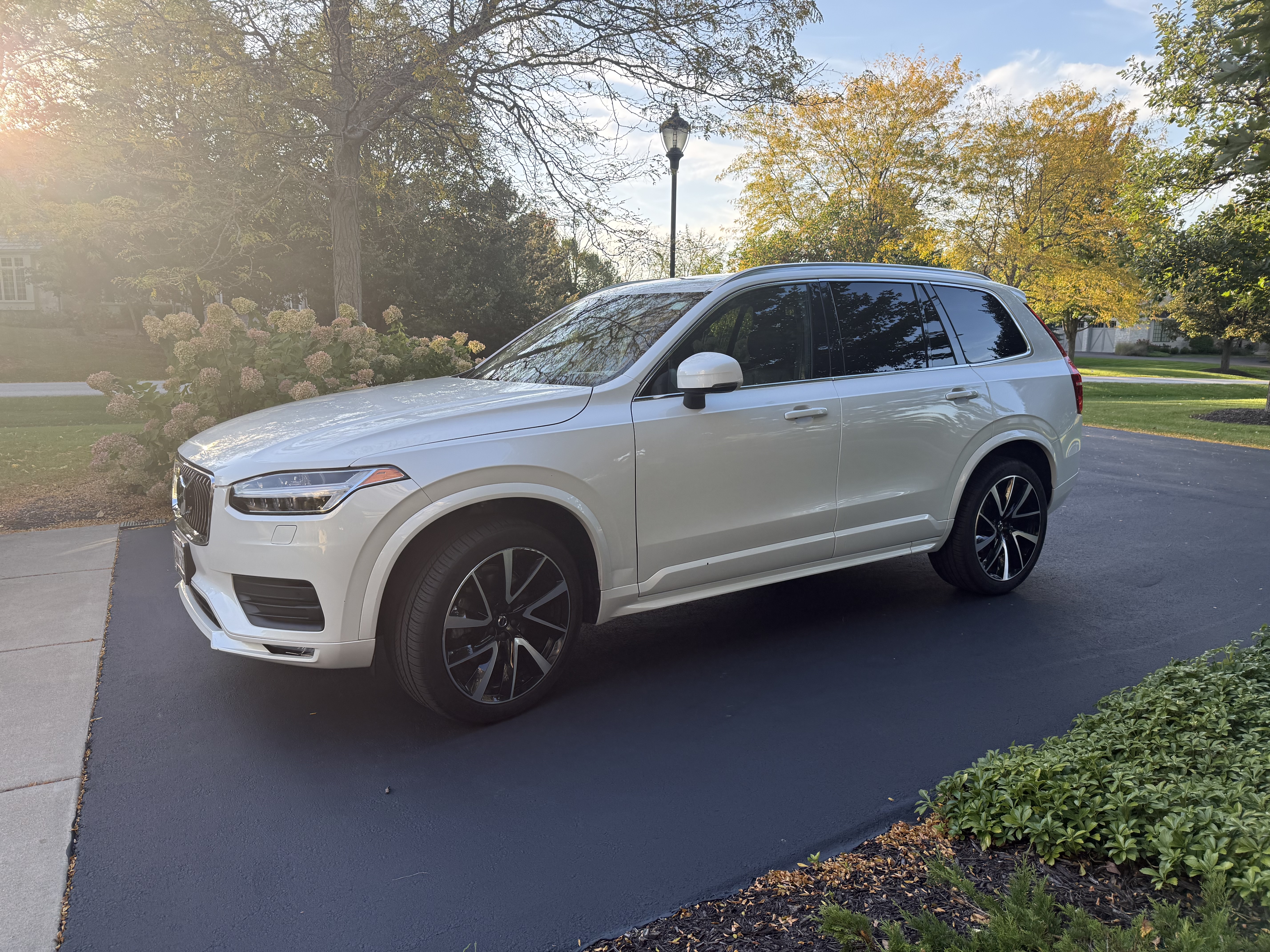 Used 2022 Volvo XC90 T6 Momentum AWD/4WD image 2