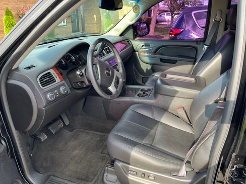 Used 2013 GMC Yukon XL SLT w/ SLT-2 Equipment Package image 9