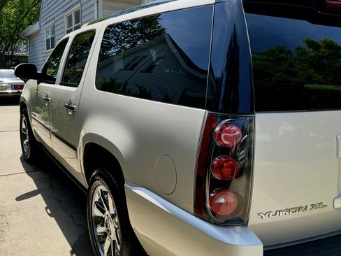 Used 2013 GMC Yukon XL Denali image 1