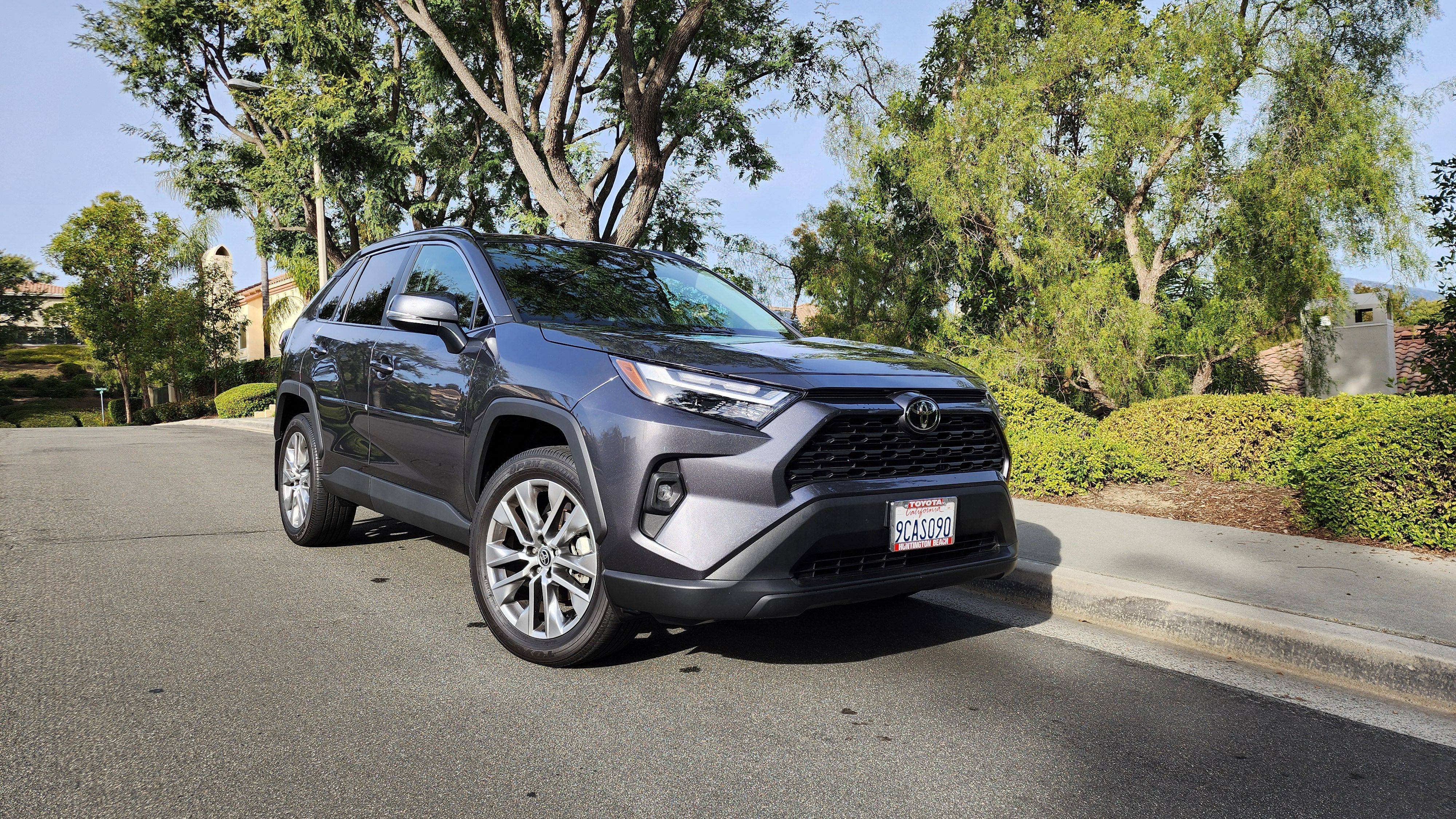 Used 2022 Toyota RAV4 XLE Premium FWD image 1