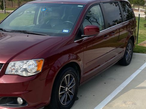 Used 2017 Dodge Grand Caravan SXT image 5