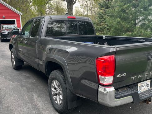 Used 2016 Toyota Tacoma SR5 w/ SR5 Appearance Package (SN) AWD/4WD image 5