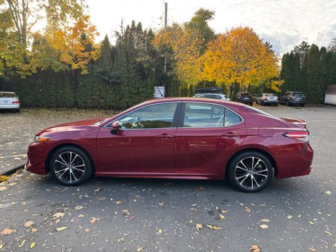 Used 2018 Toyota Camry SE image 2