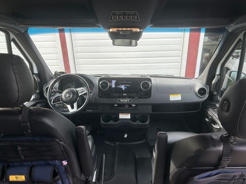 Used 2020 Mercedes-Benz Sprinter 2500 image 23