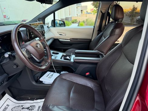 Used 2021 Toyota Sienna Platinum AWD/4WD image 4