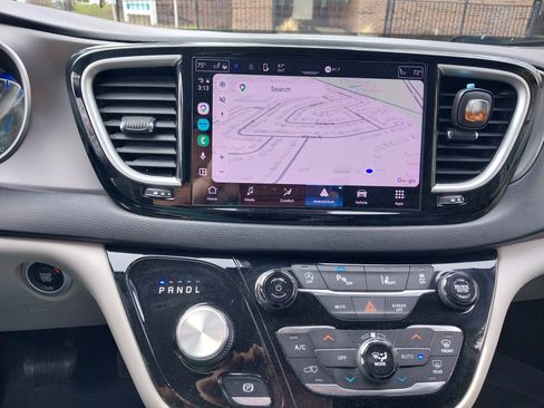 Used 2022 Chrysler Pacifica Touring-L image 22