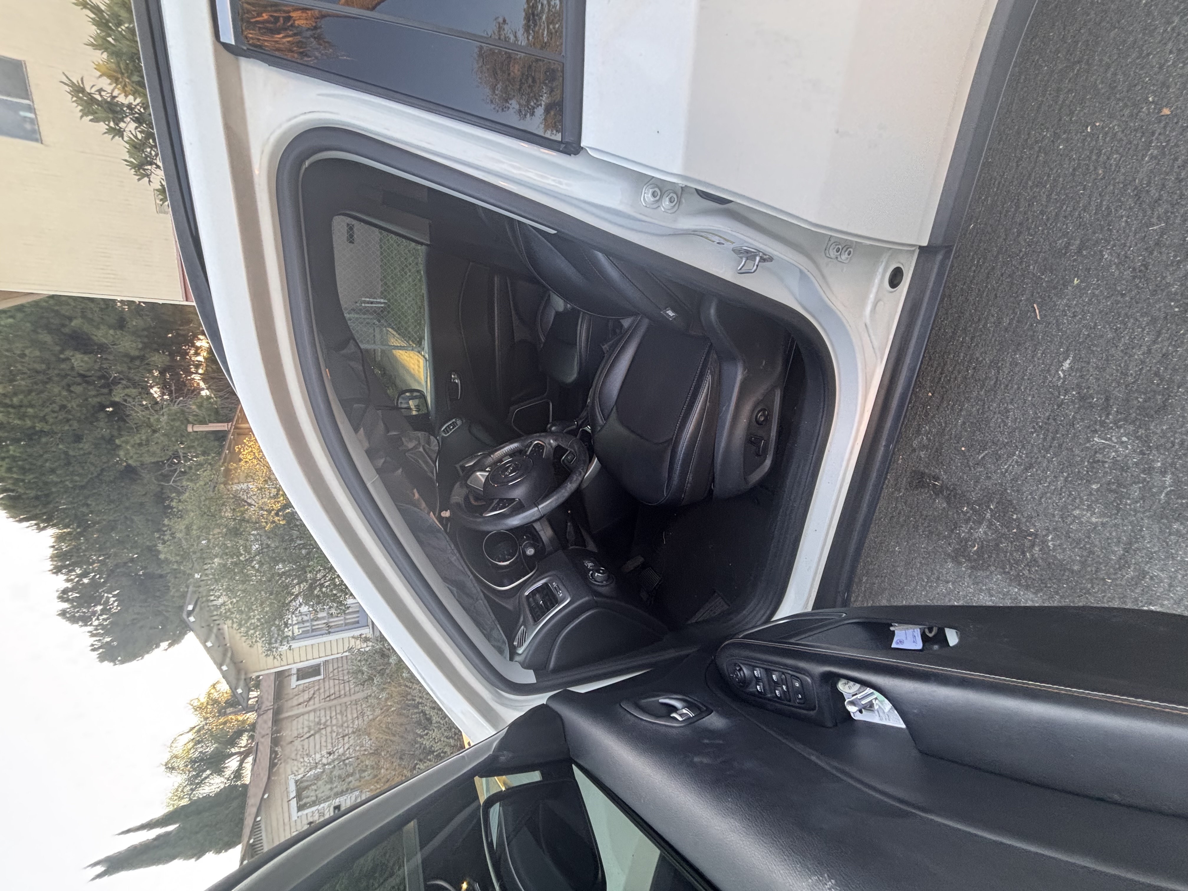 Used 2018 Jeep Compass Latitude w/ Popular Equipment Group FWD image 11
