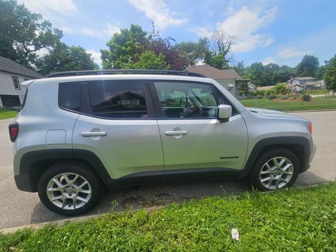 Used 2019 Jeep Renegade Latitude FWD image 10