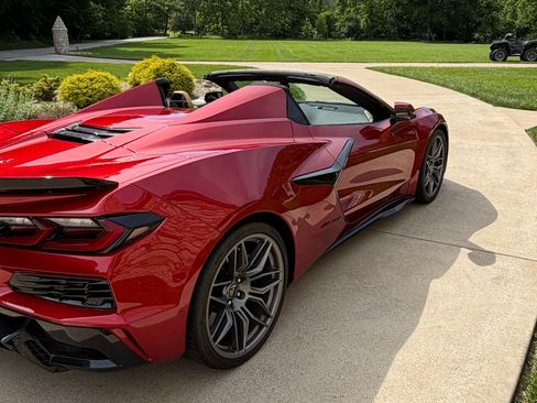 Used 2024 Chevrolet Corvette Z06 RWD image 2