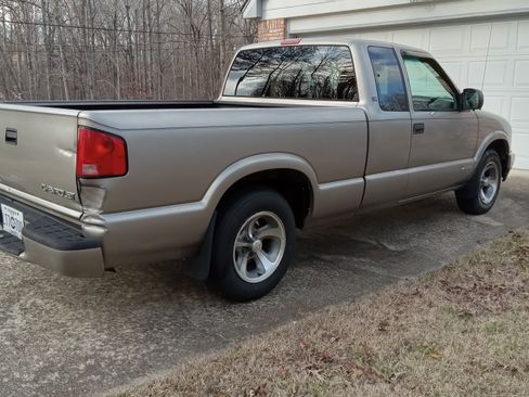 Used 2003 Chevrolet S10 Pickup LS image 17