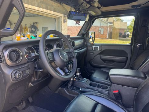 Used 2023 Jeep Gladiator Sport image 8