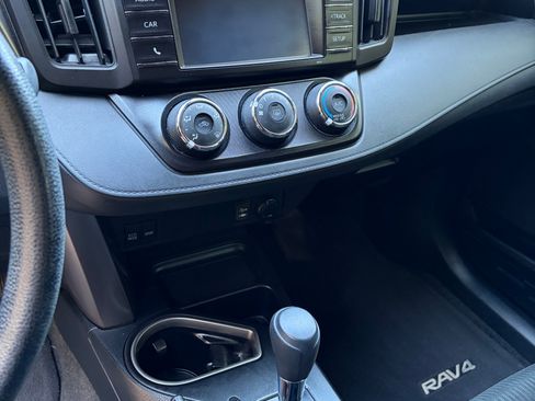 Used 2018 Toyota RAV4 LE FWD image 11