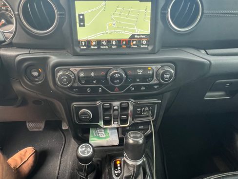 Used 2021 Jeep Wrangler Unlimited Sahara AWD/4WD image 16
