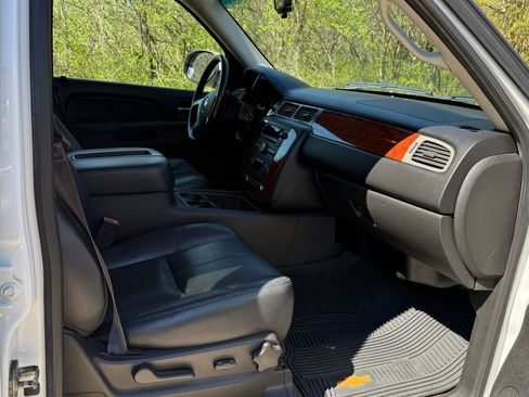 Used 2013 Chevrolet Suburban LT image 10