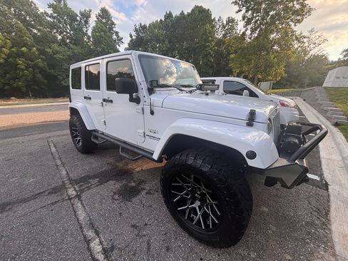 Used 2017 Jeep Wrangler Unlimited Sahara w/ Connectivity Group image 8