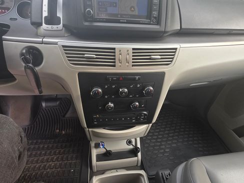 Used 2012 Volkswagen Routan SE image 6