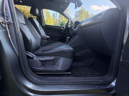 Used 2022 Volkswagen Tiguan SE w/ Panoramic Sunroof Package AWD/4WD image 16