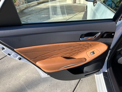 Used 2022 Toyota Avalon Limited image 13