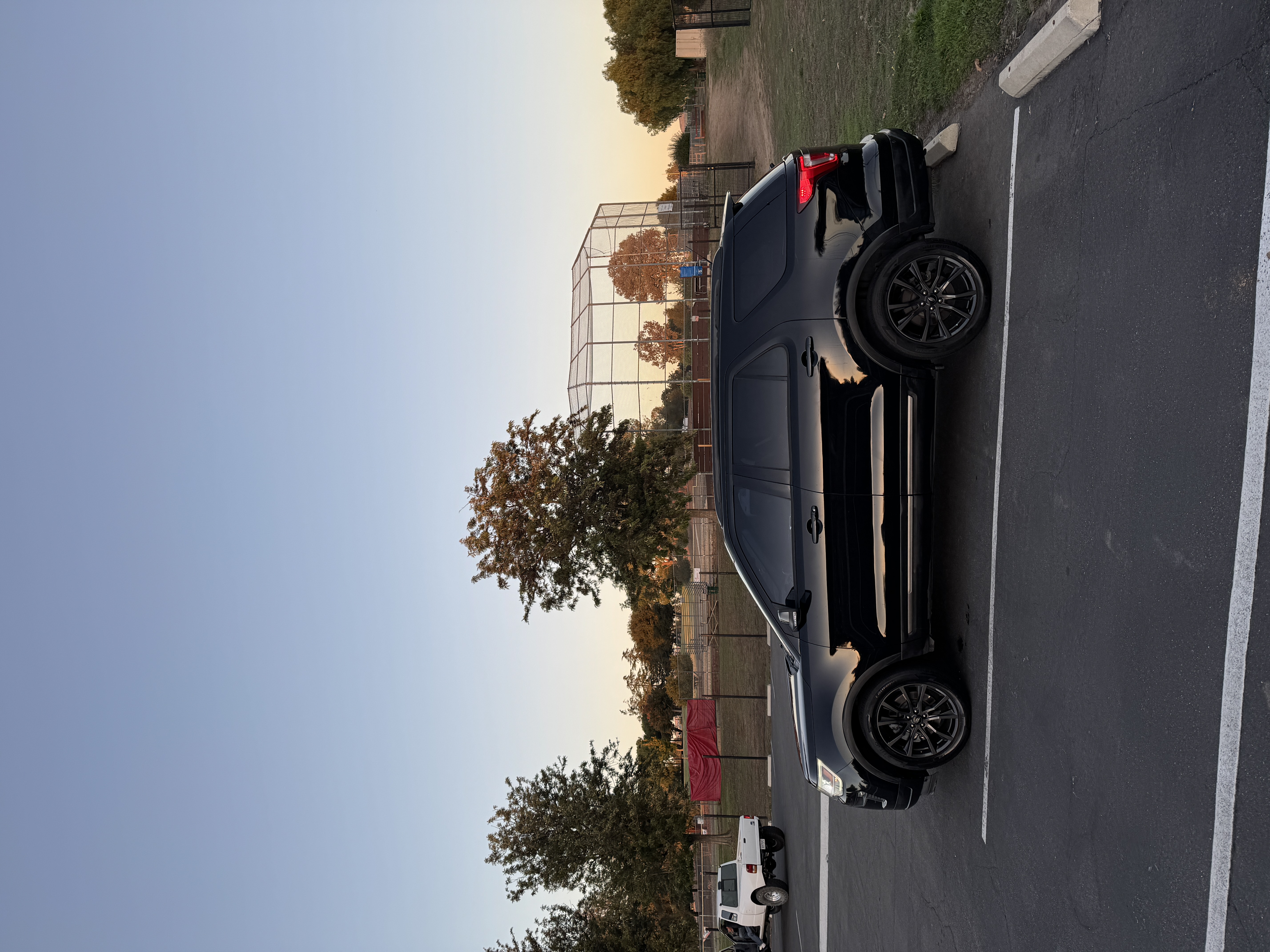 Used 2018 Ford Explorer XLT w/ Equipment Group 202A FWD image 2