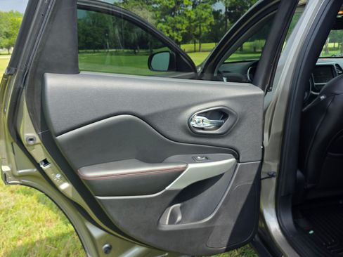 Used 2017 Jeep Cherokee Trailhawk AWD/4WD image 20