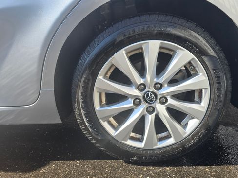 Used 2019 Toyota Camry LE image 11