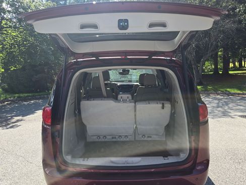 Used 2017 Chrysler Pacifica Limited image 5