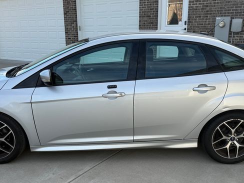 Used 2016 Ford Focus SE w/ SE Sport Package image 4