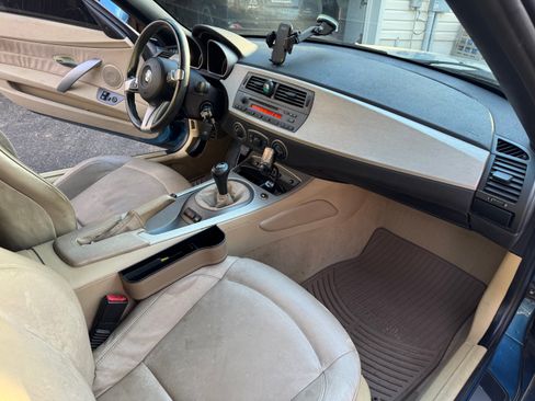 Used 2004 BMW Z4 2.5i image 12