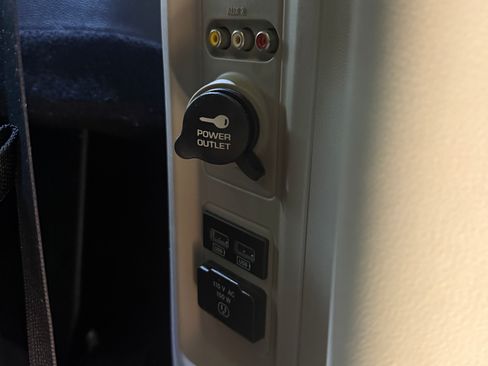 Used 2015 Chrysler Town & Country Touring w/ Driver Convenience Group image 13