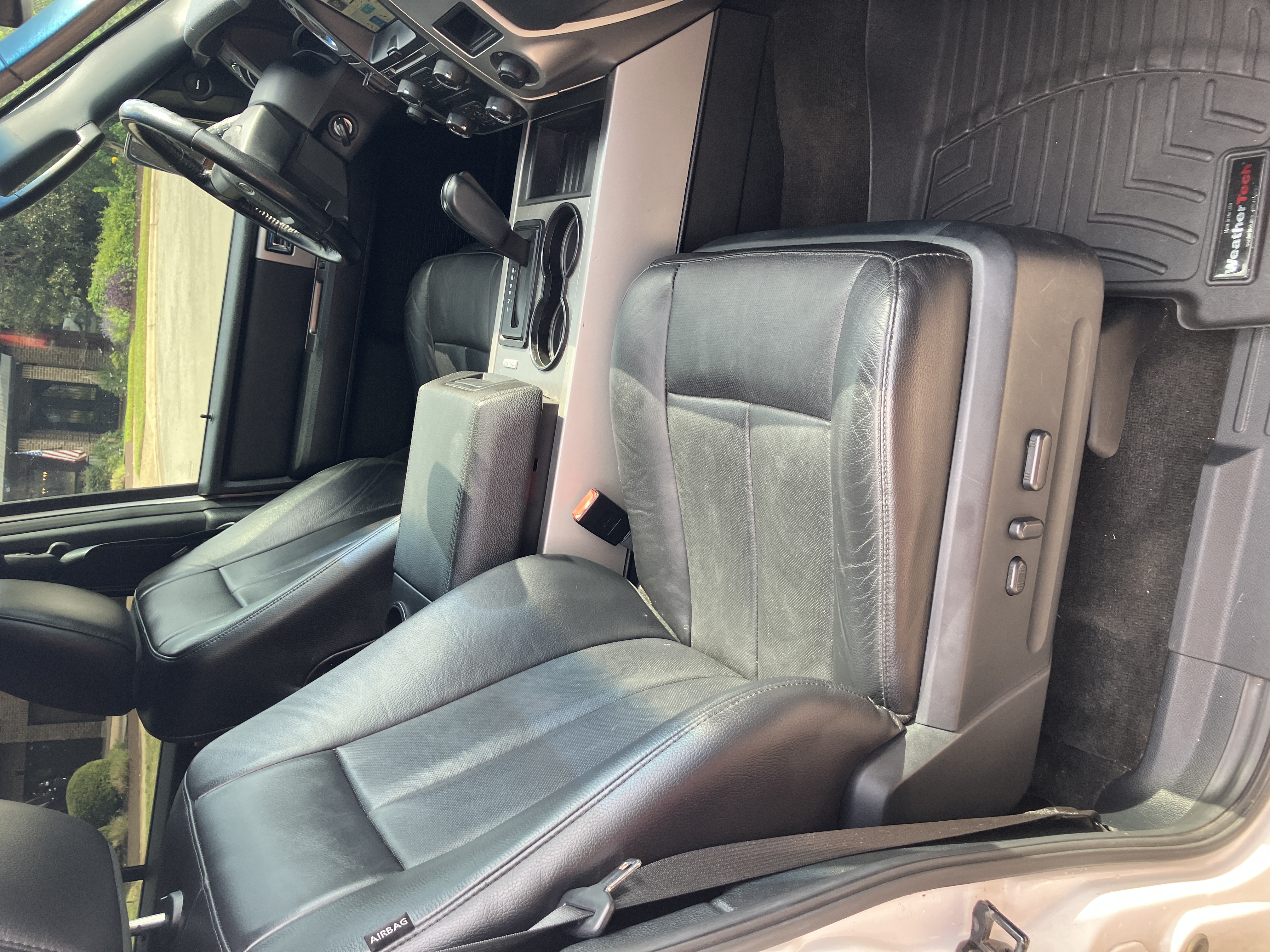 Used 2016 Ford Expedition XLT w/ Equipment Group 202A AWD/4WD image 10