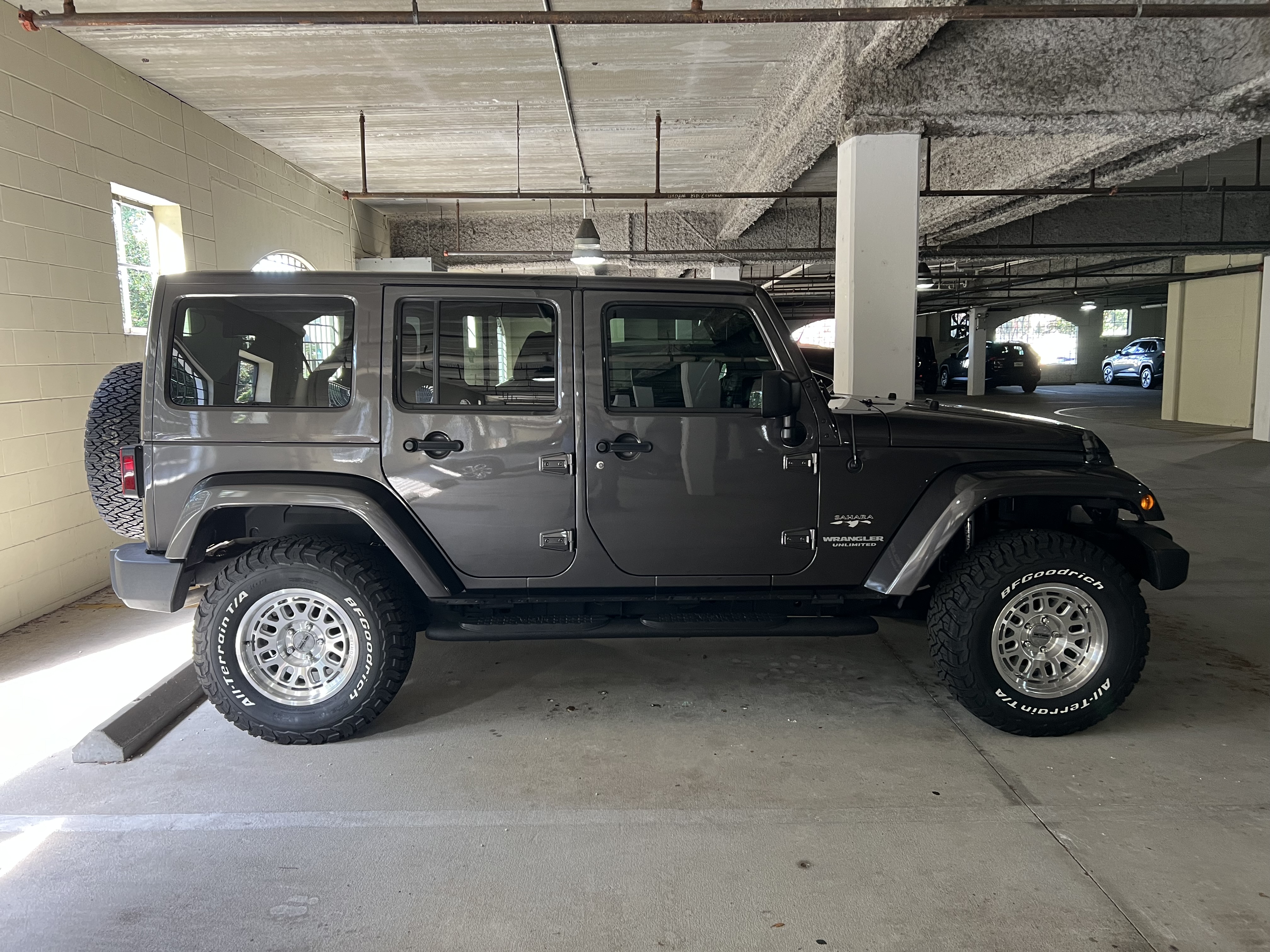 Used 2017 Jeep Wrangler Unlimited Sahara w/ Connectivity Group AWD/4WD image 2